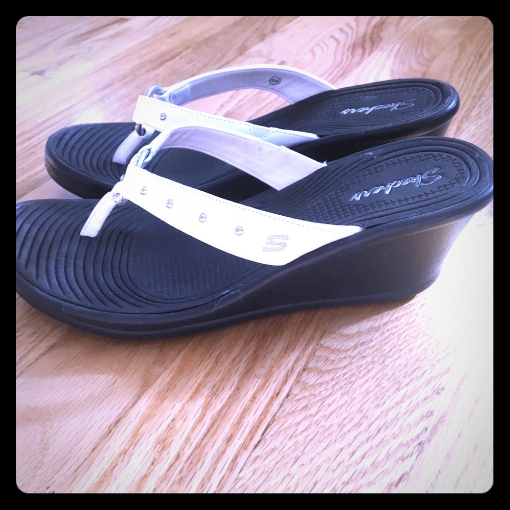 White Skechers wedged flip flops-9